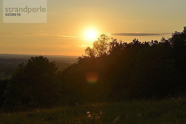 Sonnenuntergang in ländlicher Umgebung  Bayern  Deutschland
