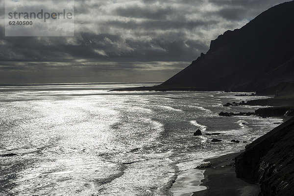 Küste  Blick von der Ringstraße  Ostfjorde  Island  Europa