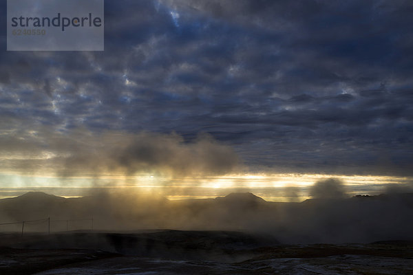 Dampf im Gegenlicht  Hochtemperaturgebiet oder Geothermalgebiet Hverarönd  Berge N·mafjall  Gebiet des M_vatn  Nor_urland eystra  Nordost-Island  Island  Europa