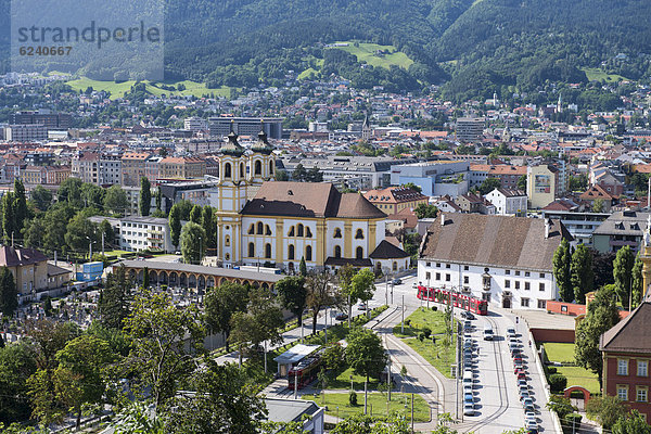 Blick über Innsbruck  Ortsteil Wilten mit Wiltener Basilika und Kloster Wilten und Wiltener Friedhof  Landeshauptstadt von Tirol  mit Nordkette  Österreich  Europa  ÖffentlicherGrund