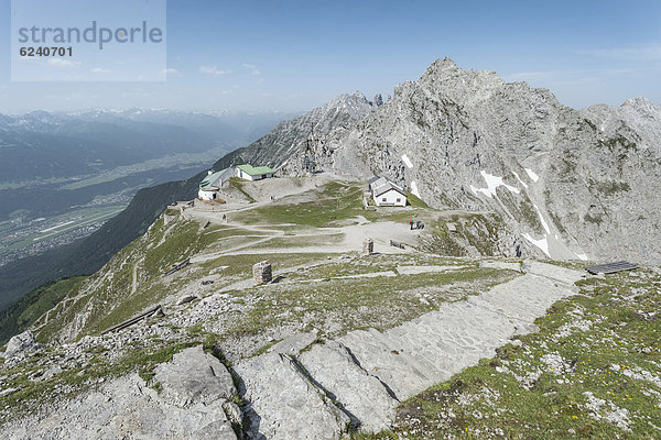 Wanderweg auf die Hafelekarspitze mit Blick auf die Seegrube  Innsbruck  Inntal  Stubaital und die Zentralalpen  Tirol  Österreich  Europa