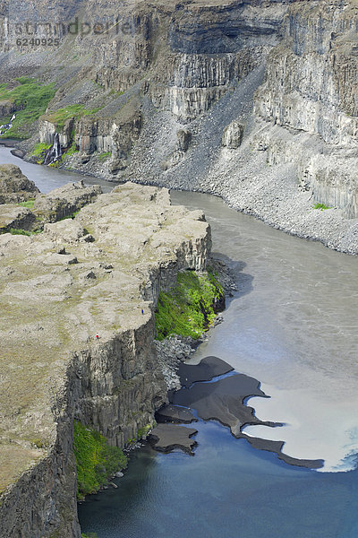 Quellwasser mischt sich mit dem Wasser des Gletscherflusses Jökuls· · Fjöllum  Jökuls·rglj_fur-Nationalpark  Island  Europa