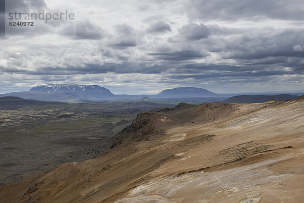 Blick vom N·mafjall über die B_rfellshraun  Myvatn  Island  Europa