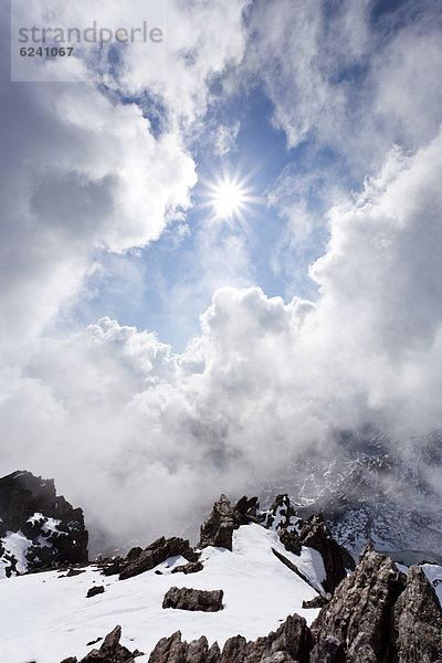 Auf der Lorcherspitz oberhalb des Grünsees im Hochnebel  Südtirol  Italien  Europa