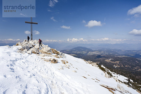 Wanderer auf dem Gipfel des Weißhorn oberhalb von Radein und der Bletterbachschlucht  Südtirol  Italien  Europa