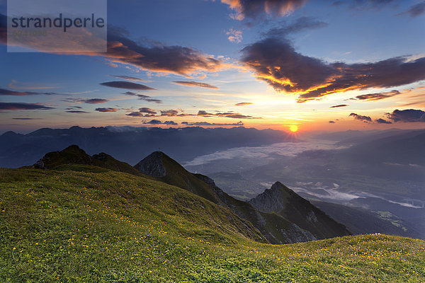 Sonnenaufgang über dem Inntal  Axamer Lizum  Tirol  Österreich  Europa