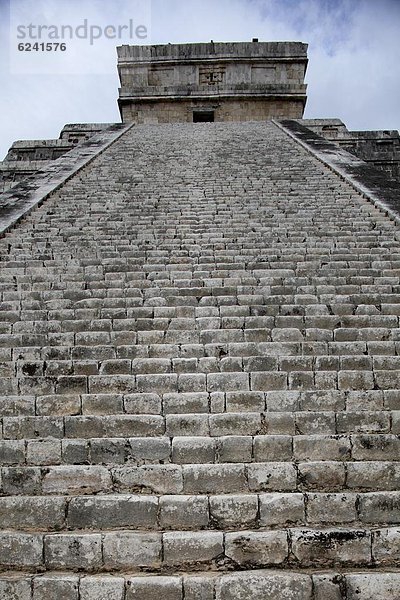 pyramidenförmig  Pyramide  Pyramiden  Stufe  Chichen Itza  Chichen-Itza  Nordamerika  Mexiko  UNESCO-Welterbe  Pyramide  Yucatan