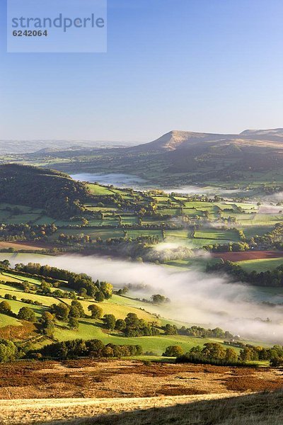 rollen  Europa  bedecken  Großbritannien  Dunst  Agrarland  Tal  Brecon Beacons National Park  Powys  Wales