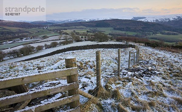 Europa  Berg  sehen  Großbritannien  Schnee  Feld  Zaun  Staub  Brecon Beacons National Park  Powys  Wales