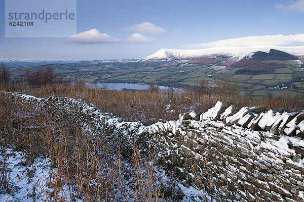 Steinmauer  Europa  Berg  sehen  Großbritannien  trocken  See  schwarz  Staub  Brecon Beacons National Park  Powys  Schnee  Wales