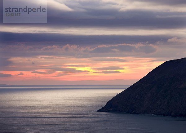 nahe  Europa  Großbritannien  Stärke  Steilküste  Leuchtturm  zeigen  Devon  England
