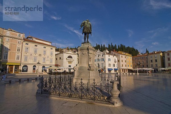 Einkaufszentrum  Europa  Quadrat  Quadrate  quadratisch  quadratisches  quadratischer  Statue  Piran  Slowenien