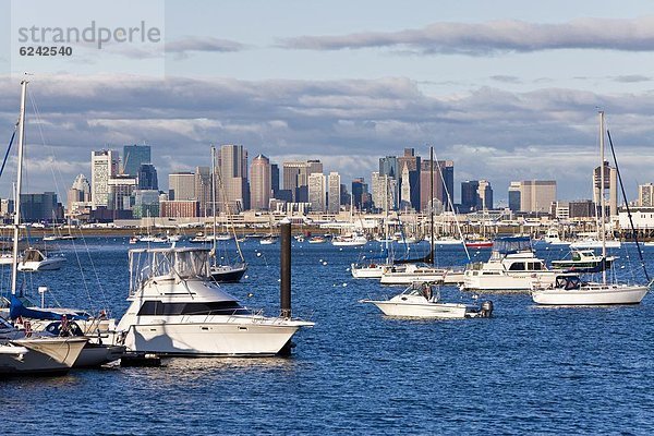 Vereinigte Staaten von Amerika  USA  Skyline  Skylines  Hafen  Großstadt  Boot  vertäut  Nordamerika  Neuengland  Boston  Massachusetts