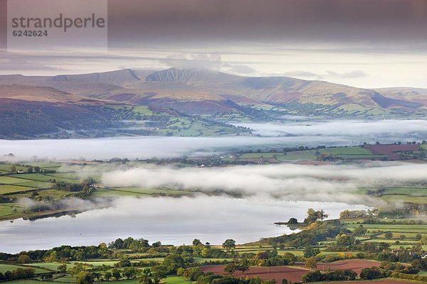 nahe  Stift  Stifte  Schreibstift  Schreibstifte  Europa  Großbritannien  Landschaft  über  aufwärts  Dunst  See  Wolkengebilde  Brecon Beacons National Park  Powys  Wales