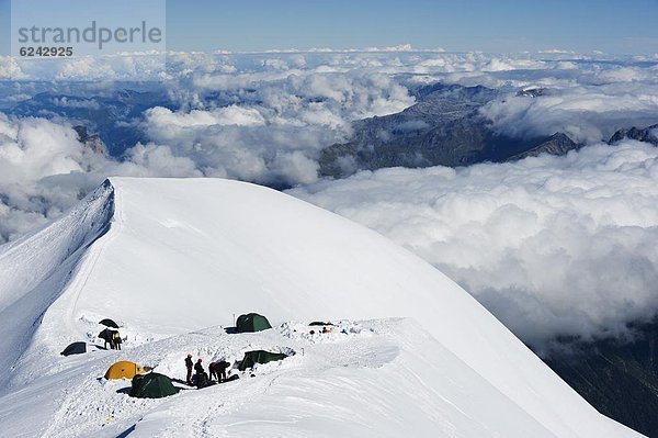 Camping am 4000m über dem Tal von Chamonix Mont-Blanc  Chamonix  französische Alpen  Frankreich  Europa