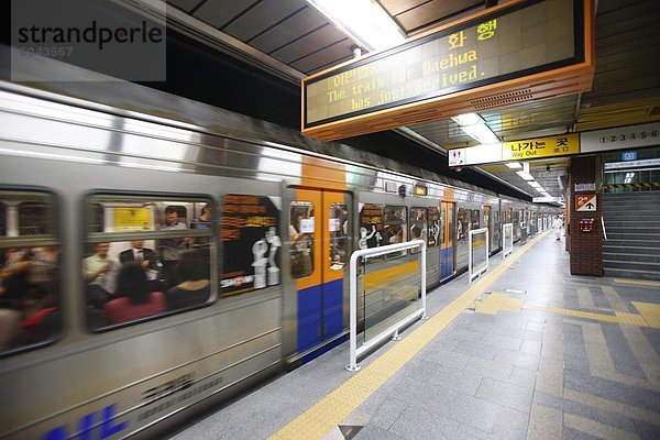 Passagiere auf U-Bahn Seoul  Seoul  Südkorea  Asien