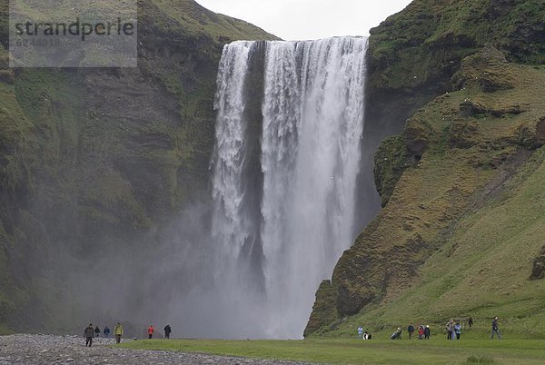 Mensch  Menschen  Bewunderung  groß  großes  großer  große  großen  Wasserfall  Skógafoss  Island