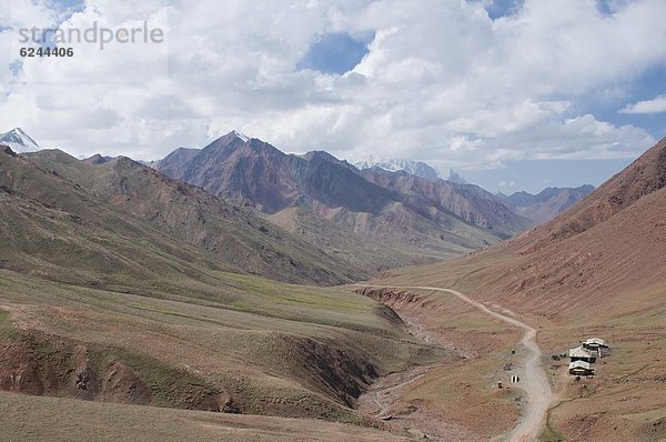 zwischen  inmitten  mitten  Berg  Fernverkehrsstraße  Grenze  Zentralasien  Kirgistan