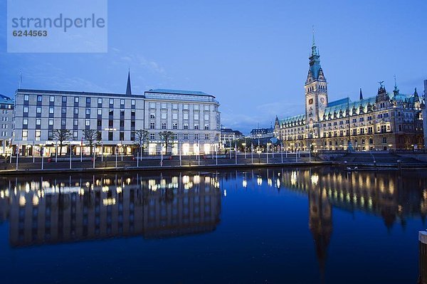 Rathaus (City Hall) bei Nacht beleuchtet spiegelt sich in einem Kanal  Hamburg  Deutschland  Europa