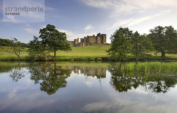 Europa  Palast  Schloß  Schlösser  Großbritannien  Spiegelung  Fluss  England  Northumberland