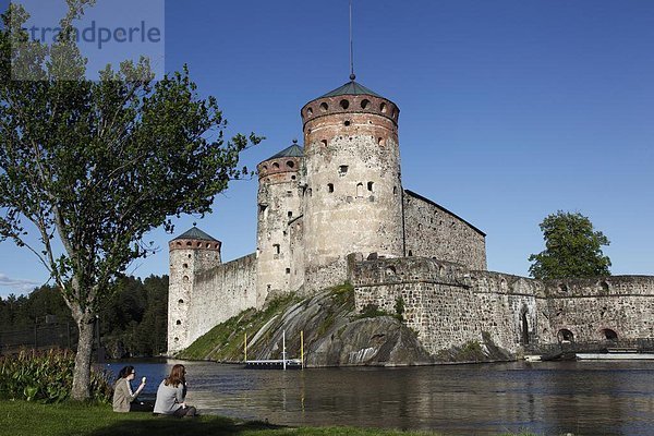 nebeneinander  neben  Seite an Seite  Mittelalter  Europa  Entspannung  Palast  Schloß  Schlösser  Mädchen  Finnland  Savonlinna  Skandinavien