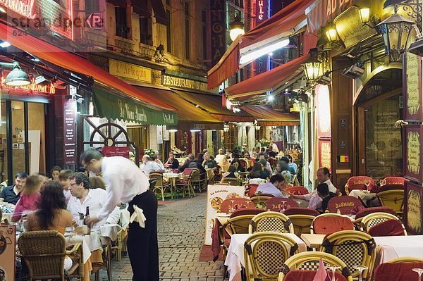Europa  am Tisch essen  Brüssel  Hautpstadt  Straße  Restaurant  Außenaufnahme  Belgien  schmal