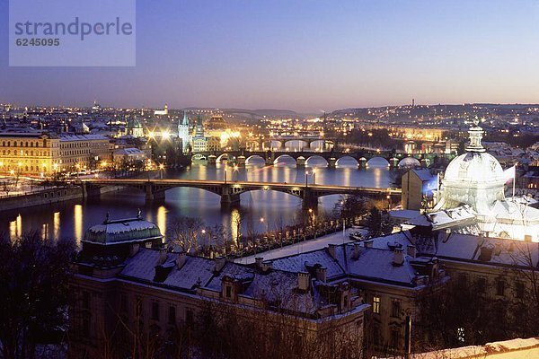Prag  Hauptstadt  Europa  Winter  bedecken  Stadt  Brücke  Fluss  Tschechische Republik  Tschechien  Trennung  Moldau  Vorort  Mala Strana  alt  Schnee  Dämmerung