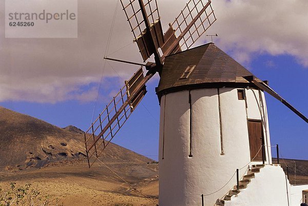 Windturbine  Windrad  Windräder  Europa  Außenaufnahme  Landschaft  Vulkan  Kanaren  Kanarische Inseln  Fuerteventura  alt  Spanien