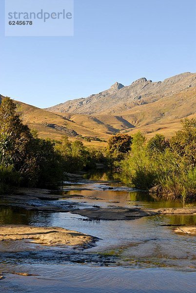 Felsbrocken  klein  Fluss  frontal  Afrika  Granit  Madagaskar