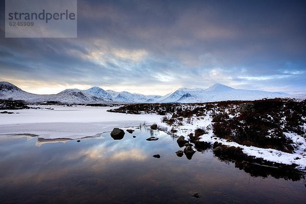 Europa  Winter  Großbritannien  Hügel  schwarz  Highlands  Ansicht  Berg  Abenddämmerung  Schottland