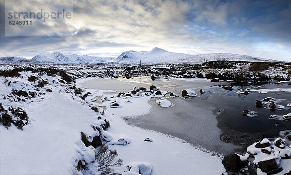 Europa  Winter  Großbritannien  Hügel  schwarz  Highlands  Ansicht  Berg  Abenddämmerung  Schottland