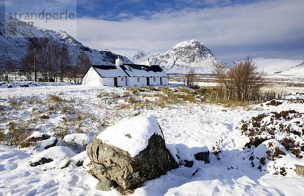 entfernt Felsbrocken Europa bedecken Großbritannien schwarz Highlands Moor Schottland Schnee