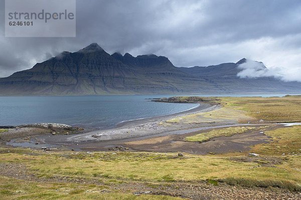 pyramidenförmig  Pyramide  Pyramiden  Stapel  Form  Formen  Gestein  Island  Pyramide  Felssäule