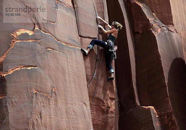 Vereinigte Staaten von Amerika  USA  Felsbrocken  Steilküste  Wahrzeichen  Indianer  Nordamerika  Bach  Klettern  Zimmer  klettern  überhängen  Utah
