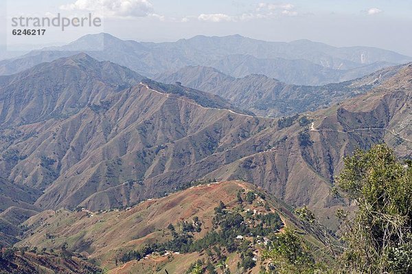 nahe  Hafen  Berg  Karibik  Westindische Inseln  Mittelamerika  Haiti  Prinz