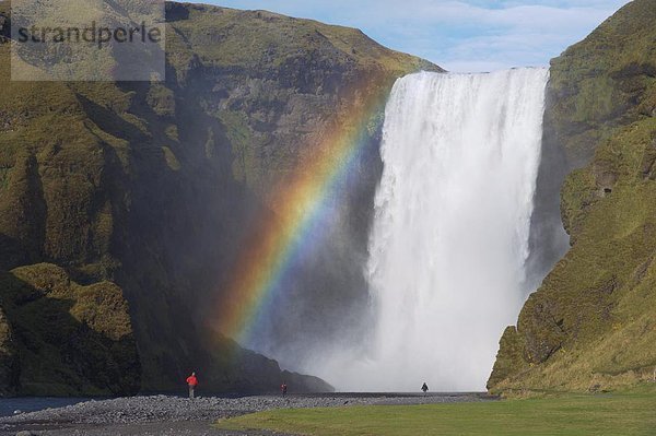 hoch  oben  Jacke  Tourist  Wasserfall  rot  Island  Skogar