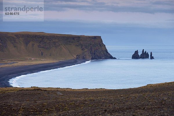 entfernt  Stapel  Felsbrocken  Meer  Anordnung  Reynisdrangar  Island