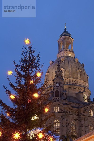 Europa  Baum  Kirche  Weihnachten  Dresden  Deutschland  Markt  Sachsen  Dämmerung