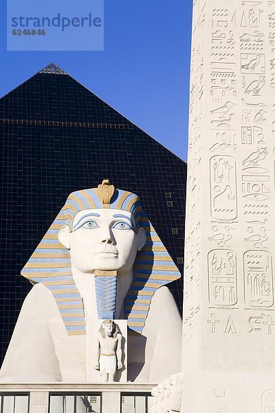 Vereinigte Staaten von Amerika  USA  Außenaufnahme  Nordamerika  Nevada  Casino  Las Vegas  Luxor  Obelisk  Sphinx