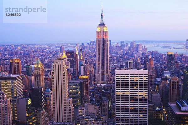 Vereinigte Staaten von Amerika  USA  Stadtansicht  Stadtansichten  New York City  Gebäude  Nordamerika  Abenddämmerung  Manhattan