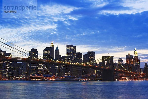 Vereinigte Staaten von Amerika  USA  Skyline  Skylines  spannen  New York City  Brücke  Nordamerika  Brooklyn  Abenddämmerung  East River  Manhattan