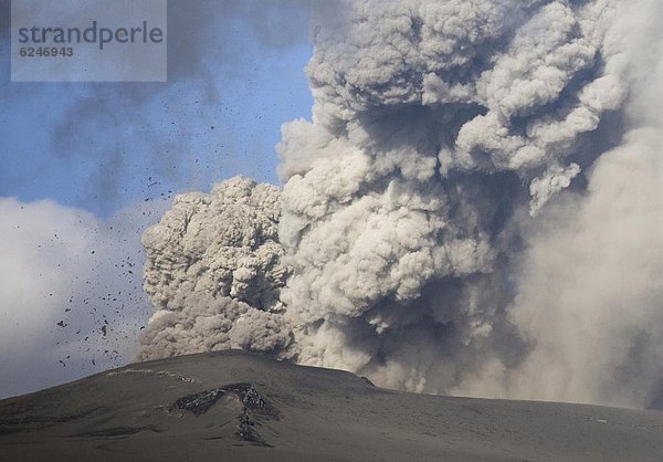 Felsbrocken  zeigen  Himmel  Vulkanausbruch  Ausbruch  Eruption  Wasserwelle  Welle  explodieren  rauchen  rauchend  raucht  qualm  qualmend  qualmt  Asche