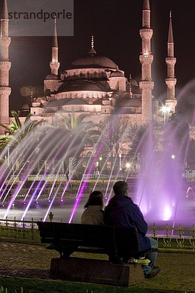 Truthuhn  Farbaufnahme  Farbe  Springbrunnen  Brunnen  Fontäne  Fontänen  Europa  geselliges Beisammensein  Nacht  Tourist  Istanbul  Platz  Türkei