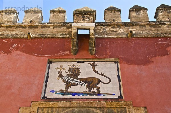 Löwe  Panthera leo  Europa  Eingang  über  Monarchie  Emblem  Festung  Alcazar von Sevilla  Andalusien  Freske  Sevilla  Spanien