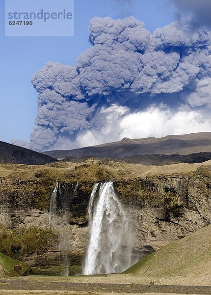 entfernt  Vulkanausbruch  Ausbruch  Eruption  Wasserfall  Ansicht  rauchen  rauchend  raucht  qualm  qualmend  qualmt  Seljalandsfoss  Asche  Distanz  Island