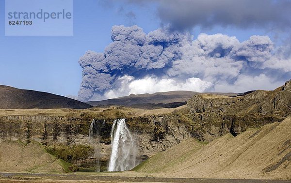 entfernt  Vulkanausbruch  Ausbruch  Eruption  Wasserfall  Ansicht  rauchen  rauchend  raucht  qualm  qualmend  qualmt  Seljalandsfoss  Asche  Distanz  Island