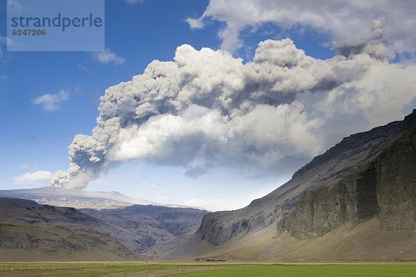 entfernt  Berg  Vulkanausbruch  Ausbruch  Eruption  Ansicht  rauchen  rauchend  raucht  qualm  qualmend  qualmt  Asche  Distanz  Island