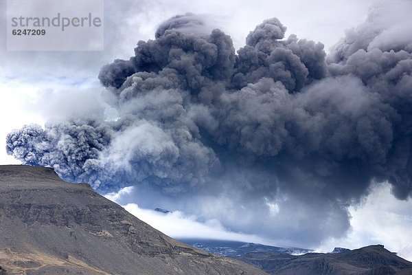 Vulkanausbruch Ausbruch Eruption Wasserwelle Welle rauchen rauchend raucht qualm qualmend qualmt Asche Island