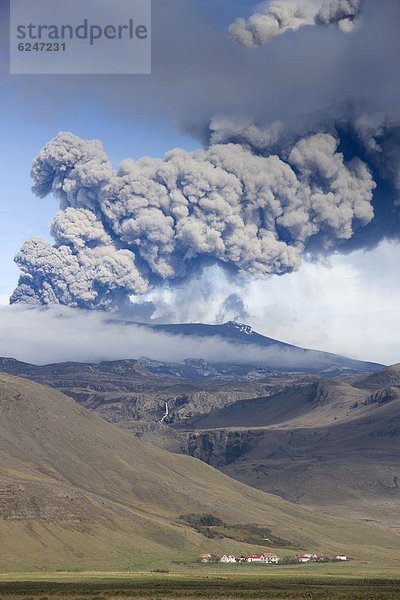 entfernt  Berg  Gebäude  Vulkanausbruch  Ausbruch  Eruption  rauchen  rauchend  raucht  qualm  qualmend  qualmt  Asche  Island