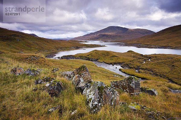 nebeneinander  neben  Seite an Seite  Europa  Berg  Großbritannien  Herbst  Highlands  See  Schottland